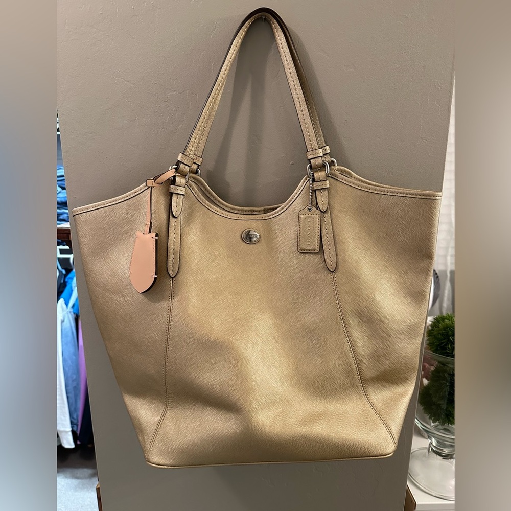 COACH Gold Peyton Shoulder
Satchel Tote Bag Crossgrain
Saffiano Leather